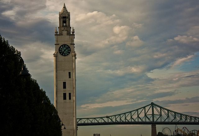 La Tour de l'horloge et le pont Jacques-Cartier, à Montréal (via Pixabay) La Tour de l'horloge et le pont Jacques-Cartier, à Montréal (via Pixabay)